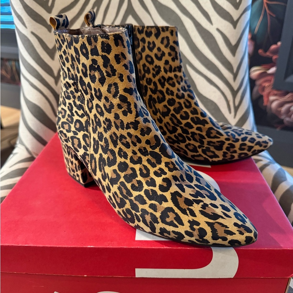 Awesome Leopard Print Leather Ankle Booties - made in EUROPE